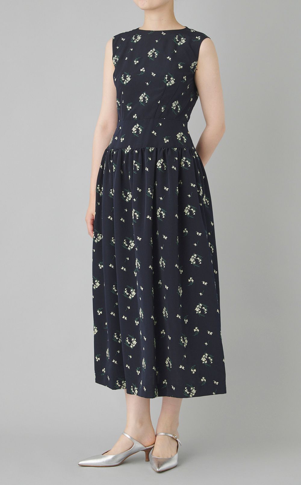 フラワーエンブロイダリーワンピース