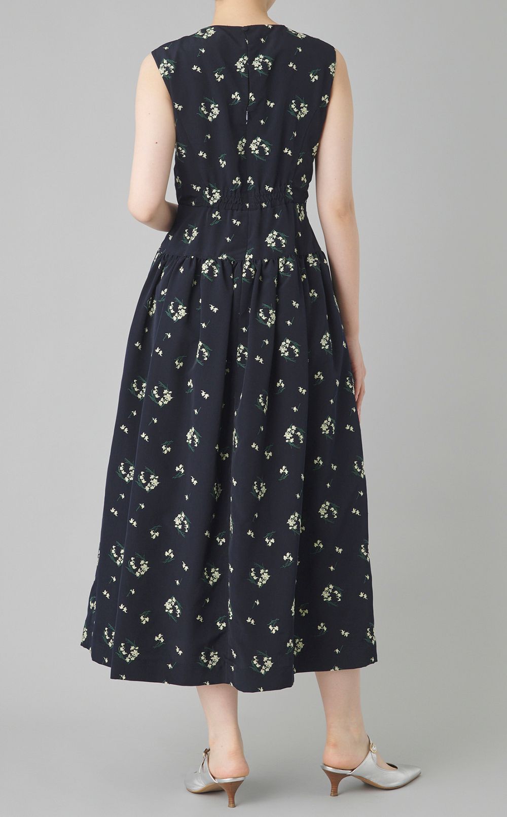 フラワーエンブロイダリーワンピース