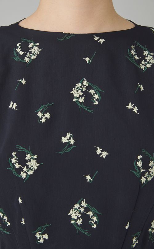 フラワーエンブロイダリーワンピース