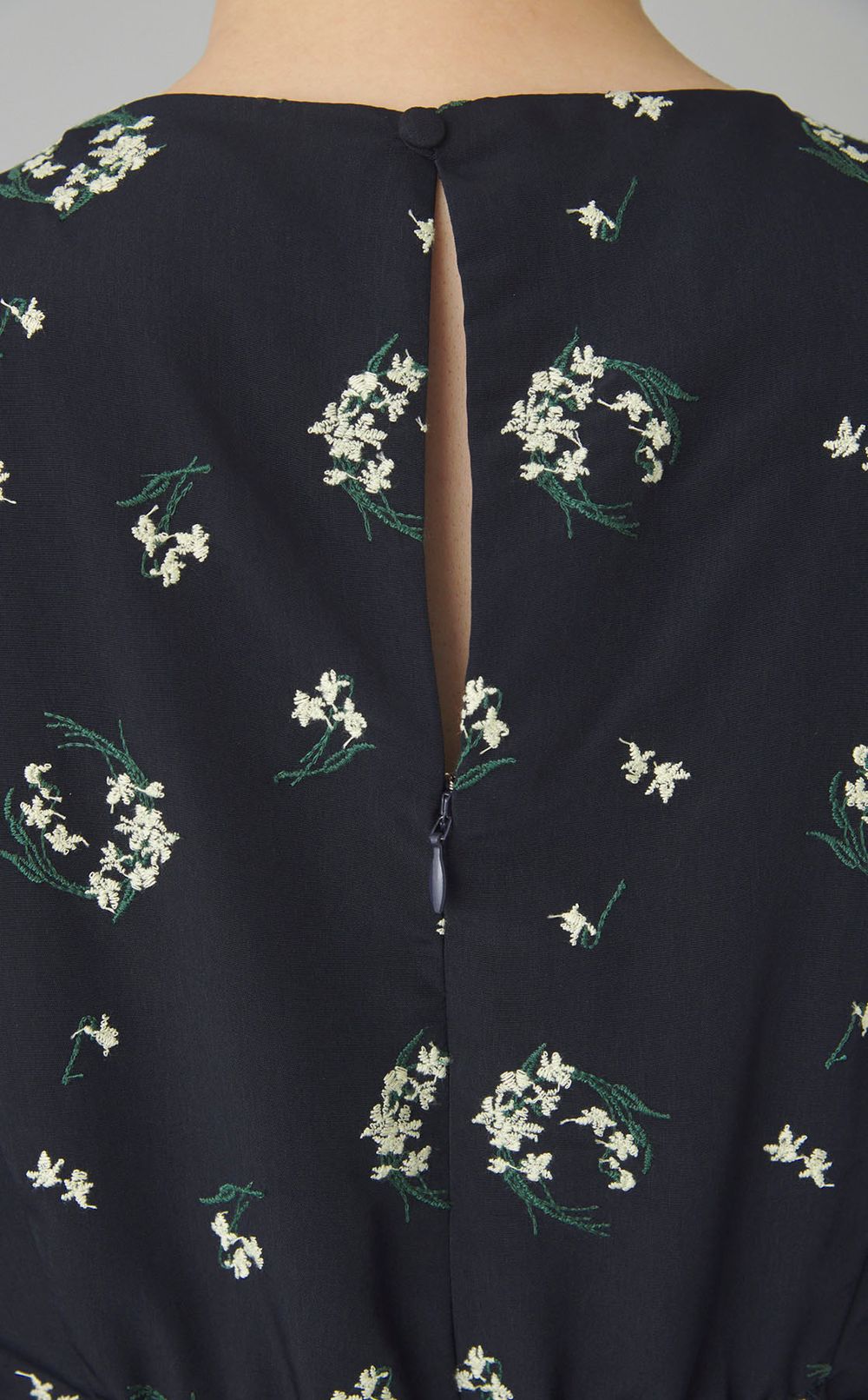 フラワーエンブロイダリーワンピース