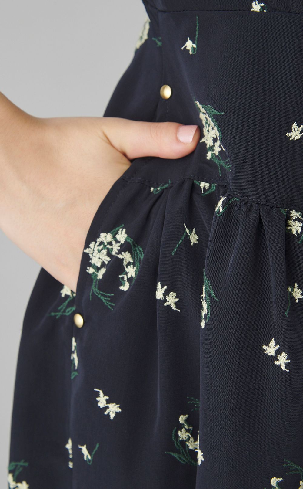 フラワーエンブロイダリーワンピース