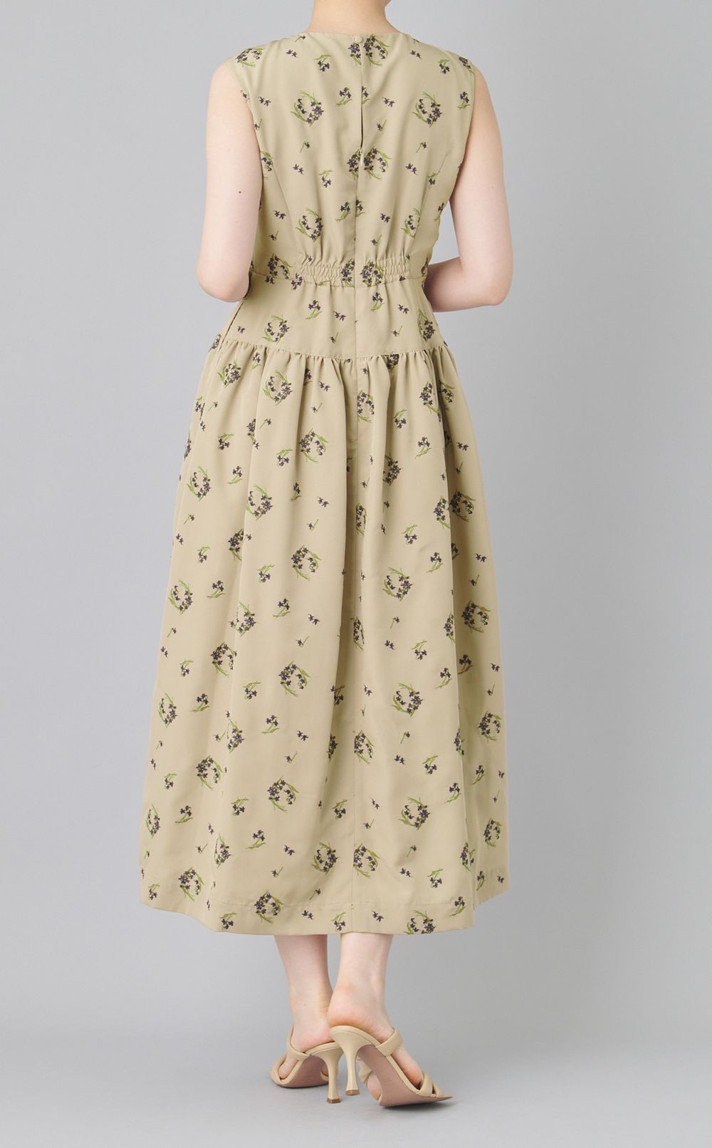 フラワーエンブロイダリーワンピース