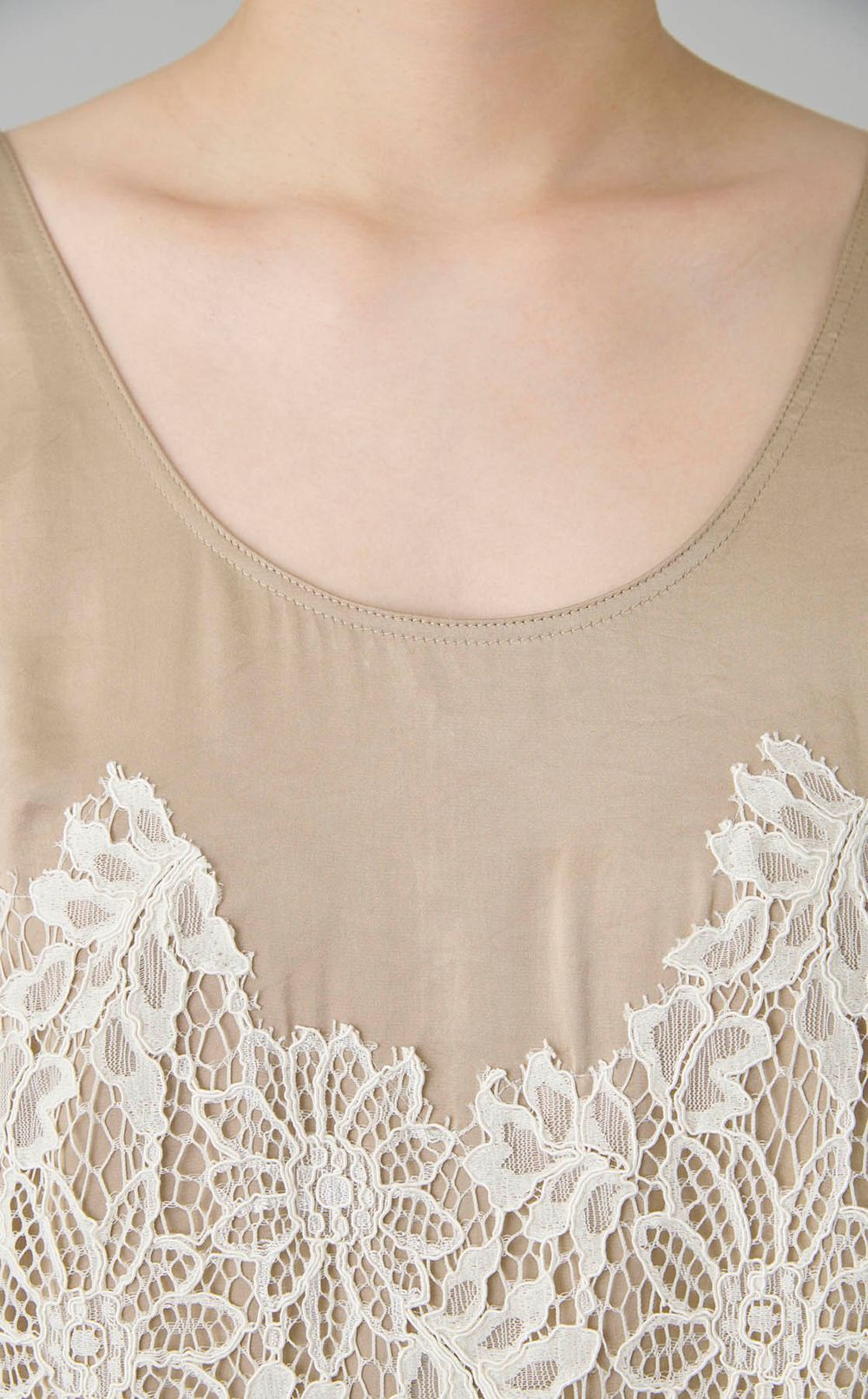 【reADdress】エンブロイダリーサテンワンピース