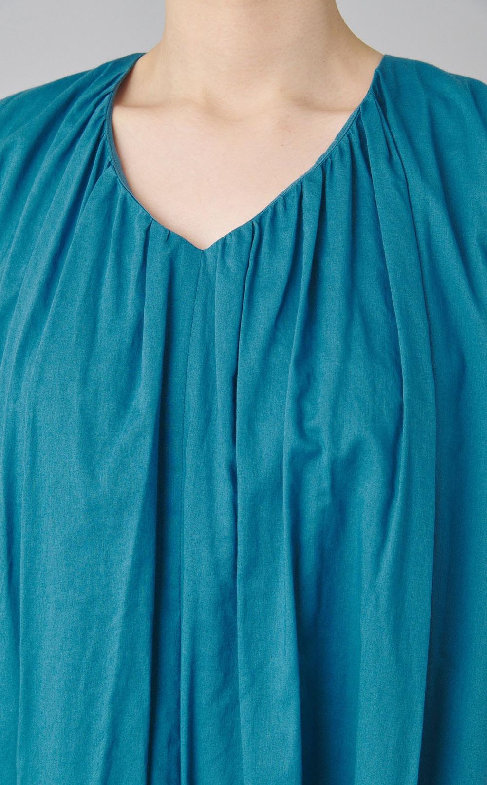 Vネックシアーローンワンピース