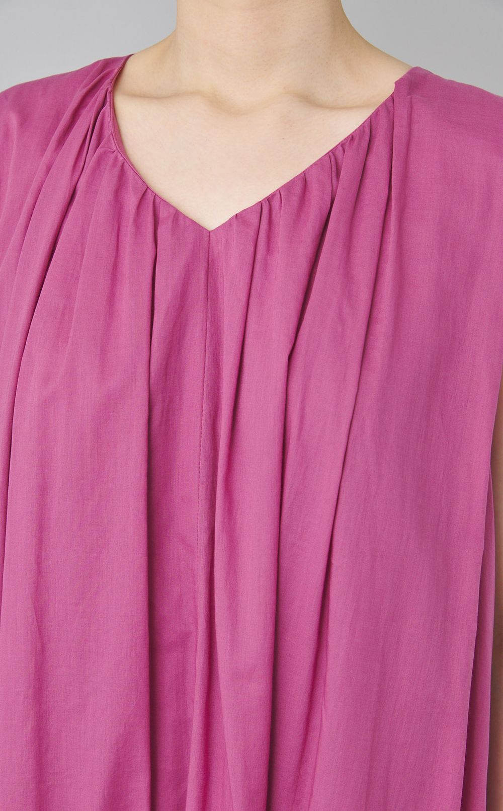 Vネックシアーローンワンピース