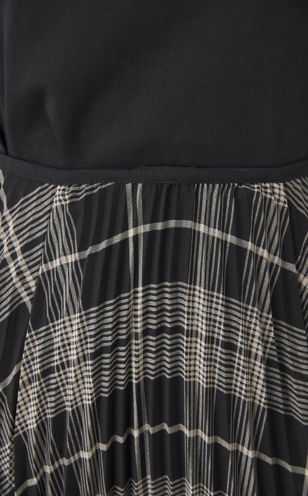 サーキュラープリーツスカート