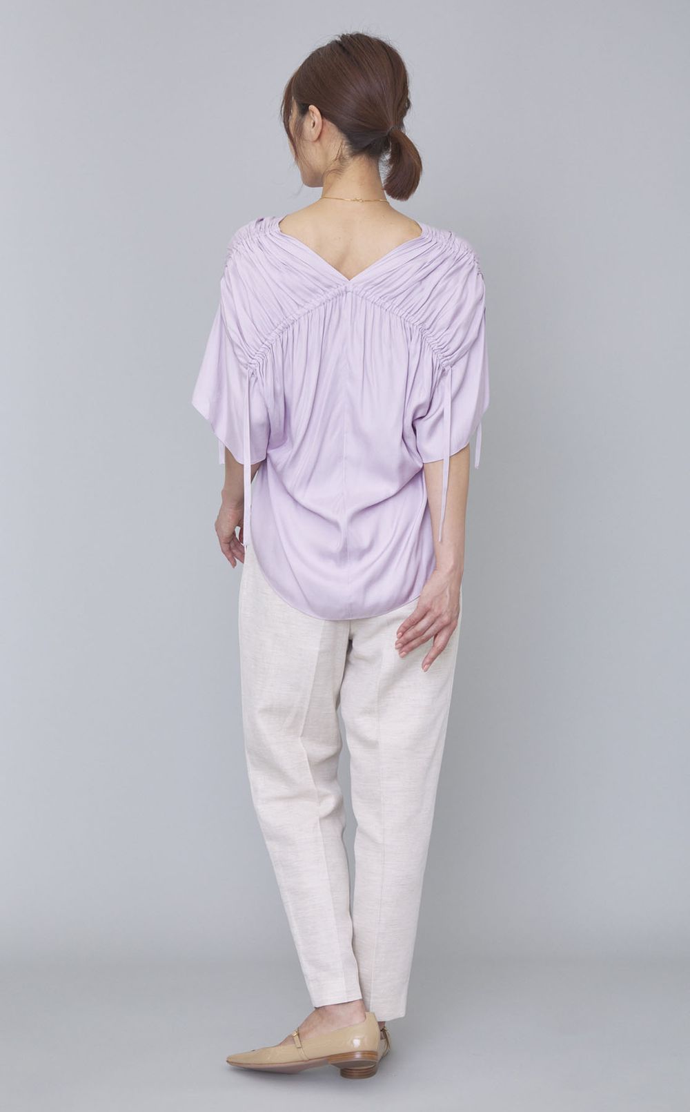 Vネックギャザーフレアブラウス