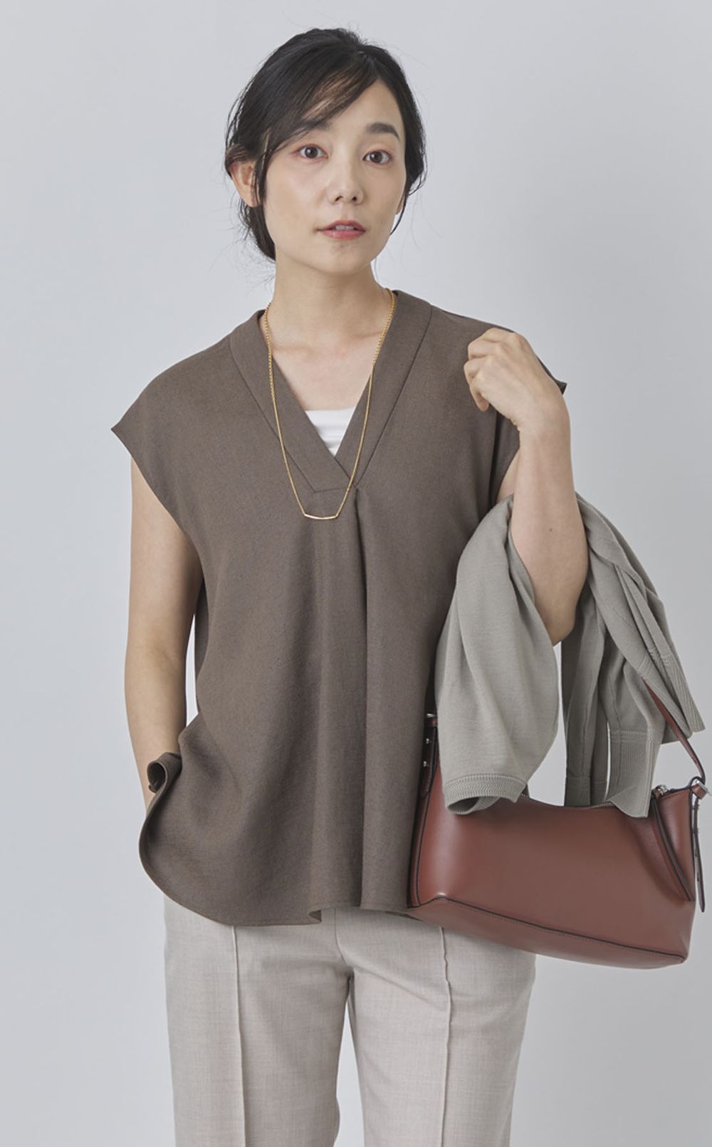 Vネックペプラムブラウス