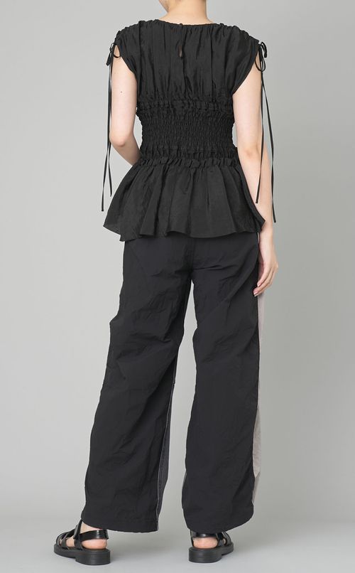 シャーリングフリルトップス