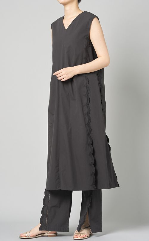 エンブロイダリーノースリーブワンピース