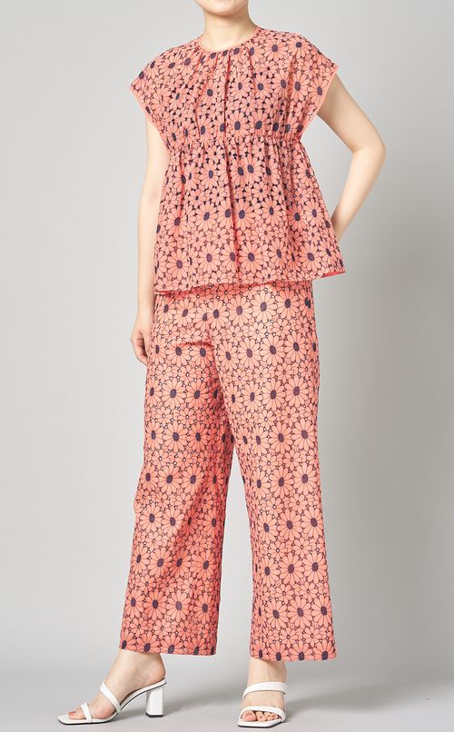 フラワーエンブロイダリーブラウス