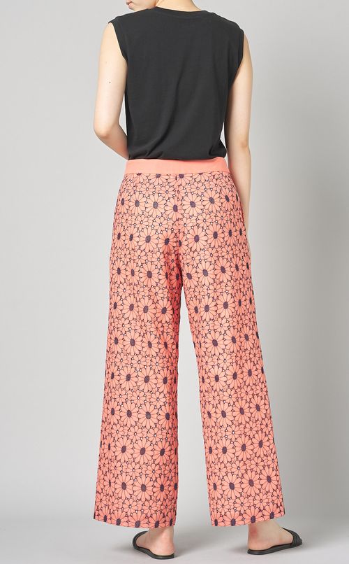 フラワーエンブロイダリーワイドパンツ
