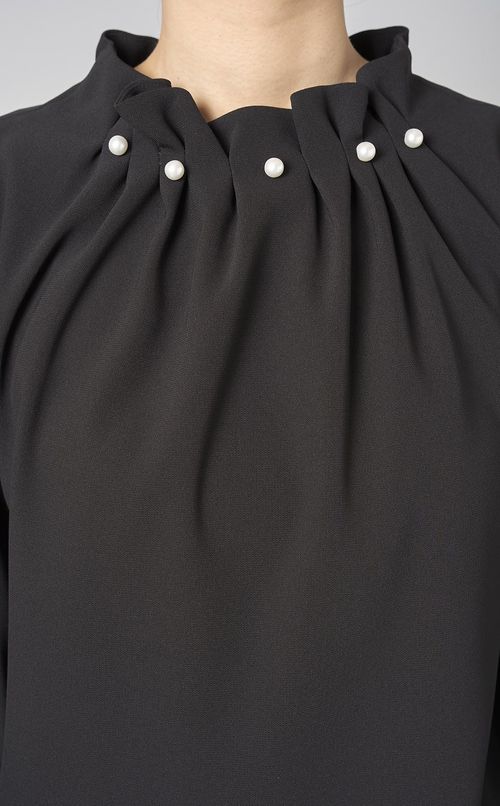 パールボタンギャザーブラウス