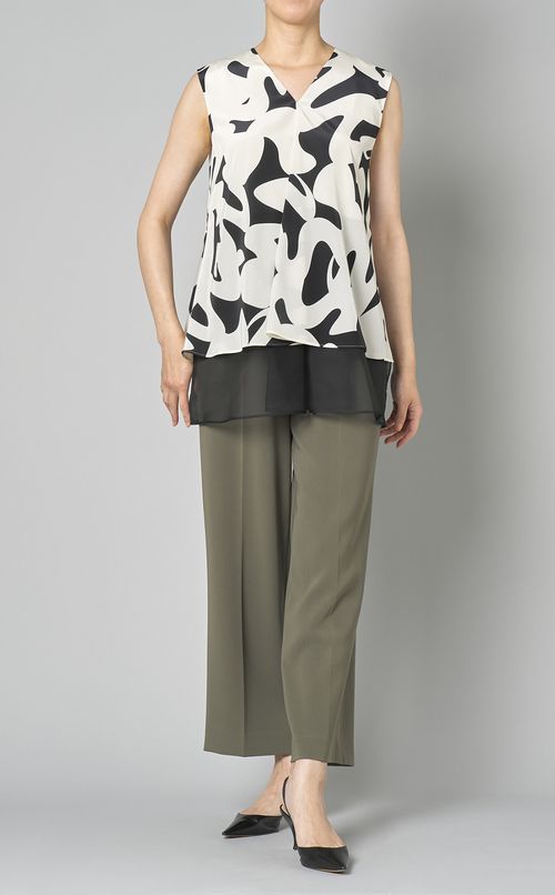 プリントVネックスリーブレスブラウス