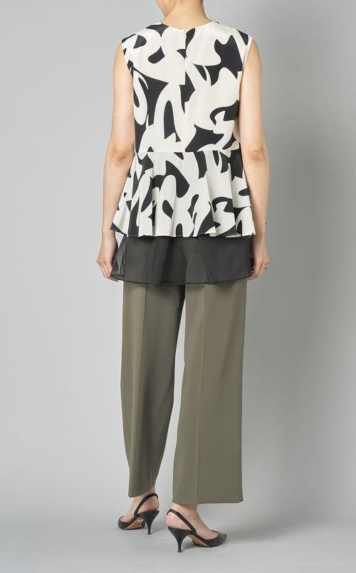 プリントVネックスリーブレスブラウス