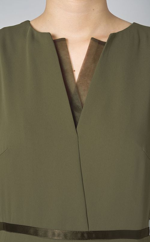 Vネックパフスリーブドレス