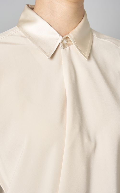 クレーププルオーバーブラウス