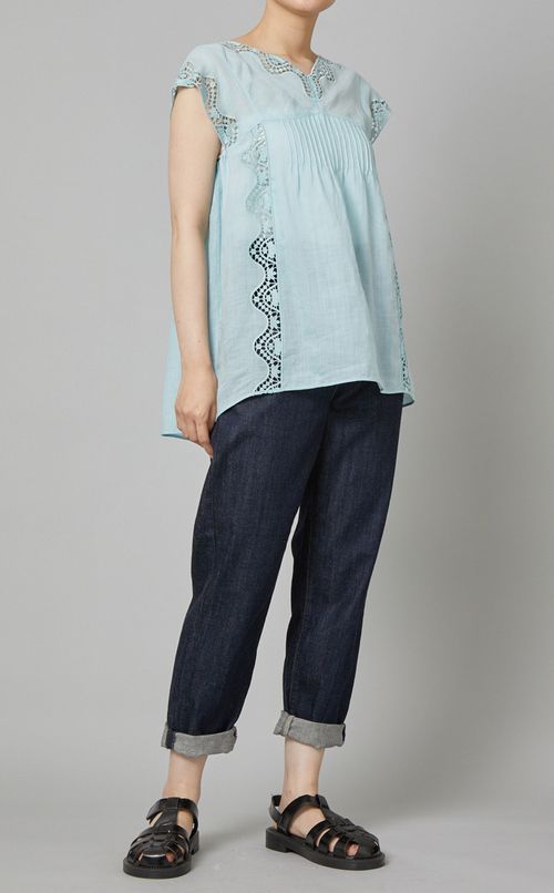 Vネックエンブロイダリーブラウス