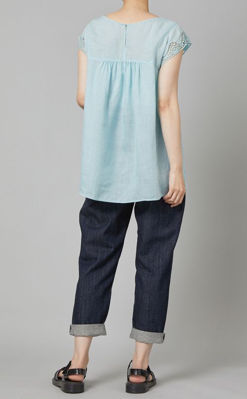 Vネックエンブロイダリーブラウス