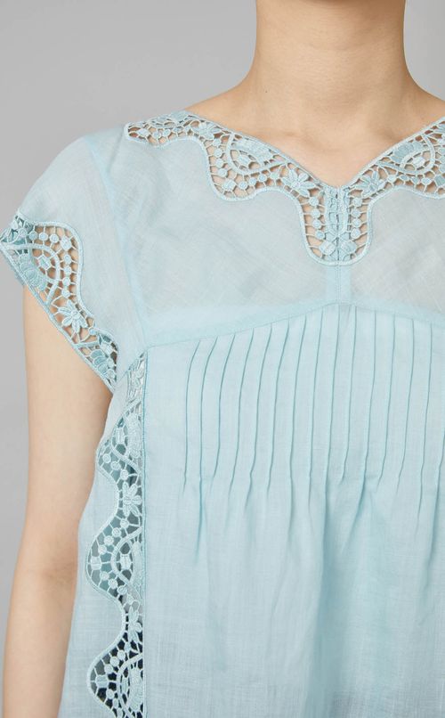 Vネックエンブロイダリーブラウス