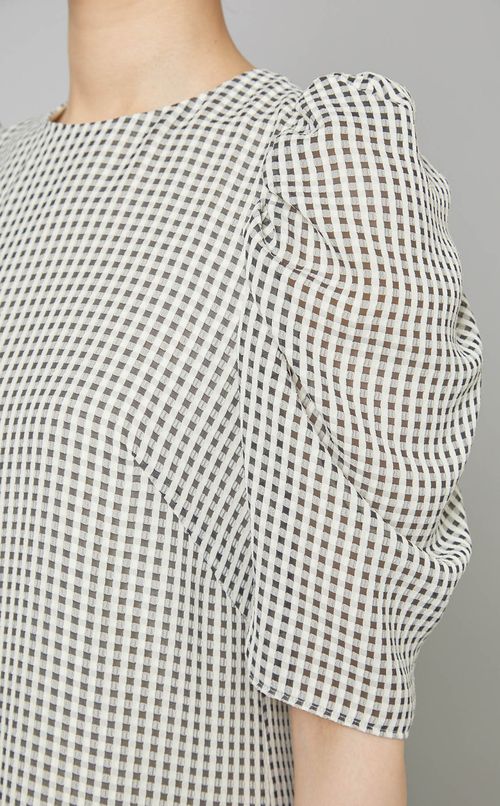 パフショルダーワンピース