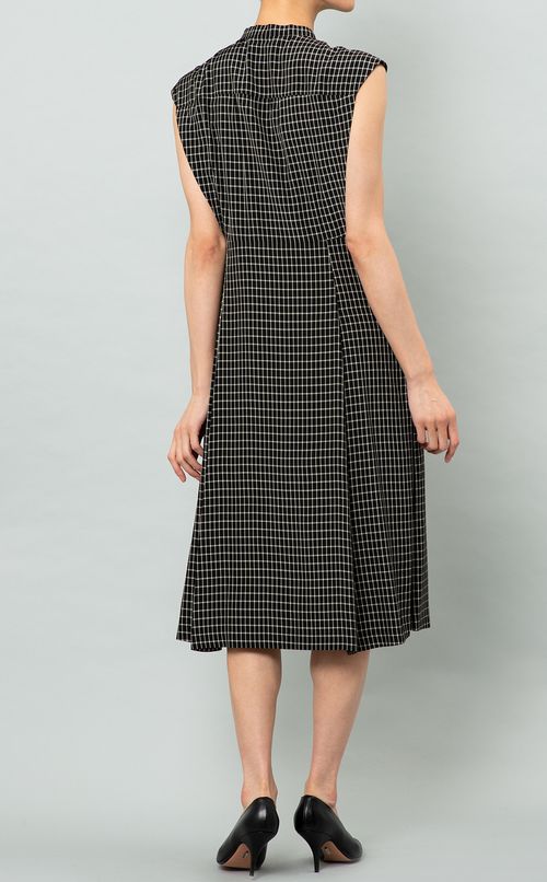 ピンタックスタンドカラーワンピース