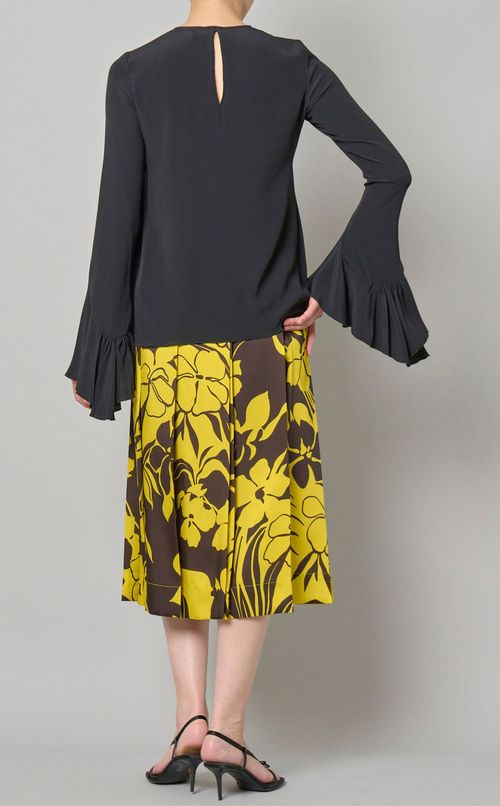 ラッフルスリーブプルオーバーブラウス