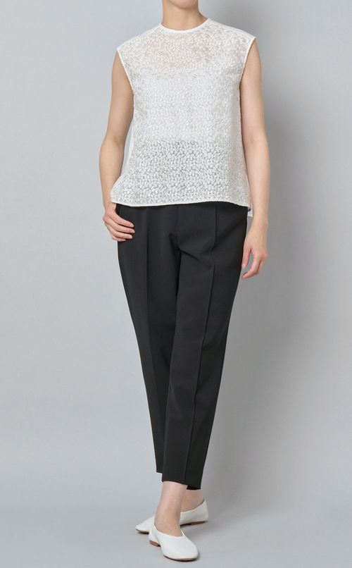 エンブロイダリースリーブレスブラウス