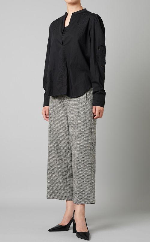 エンブロイダリーキーネックブラウス