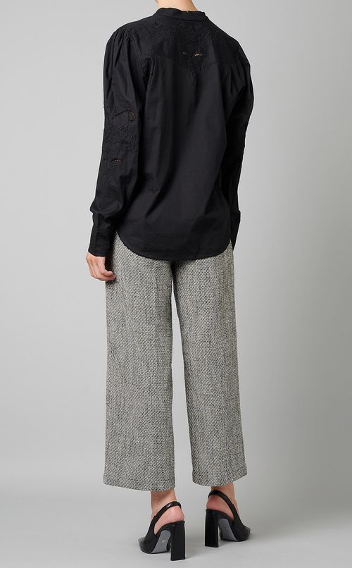 エンブロイダリーキーネックブラウス