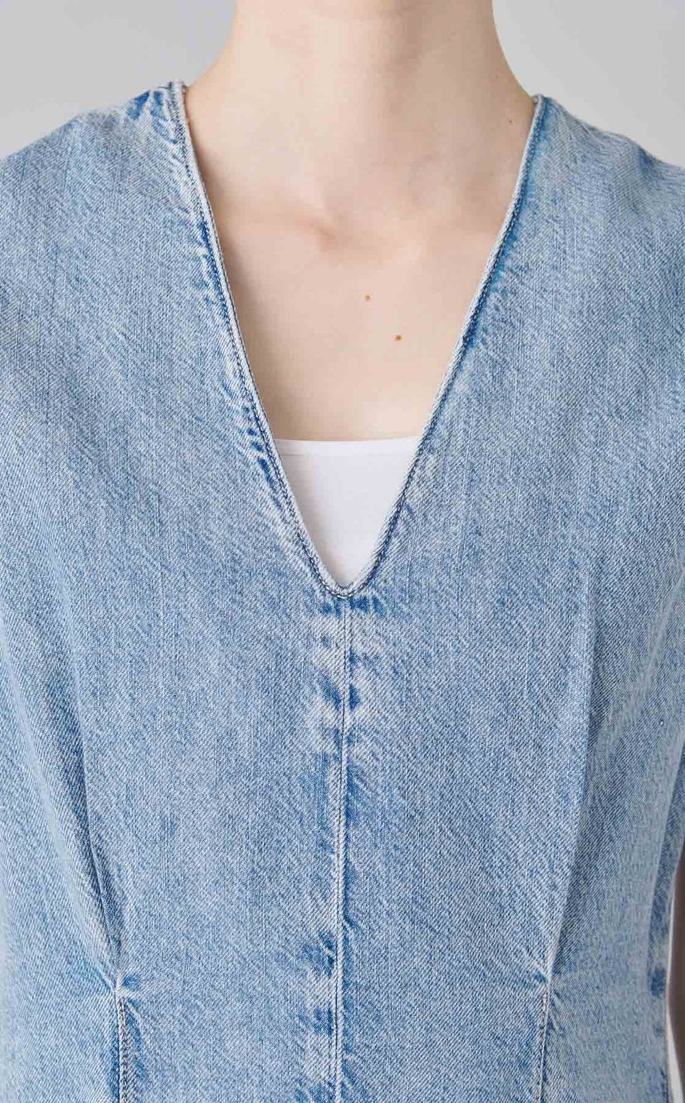 ライトデニムノースリーブブラウス