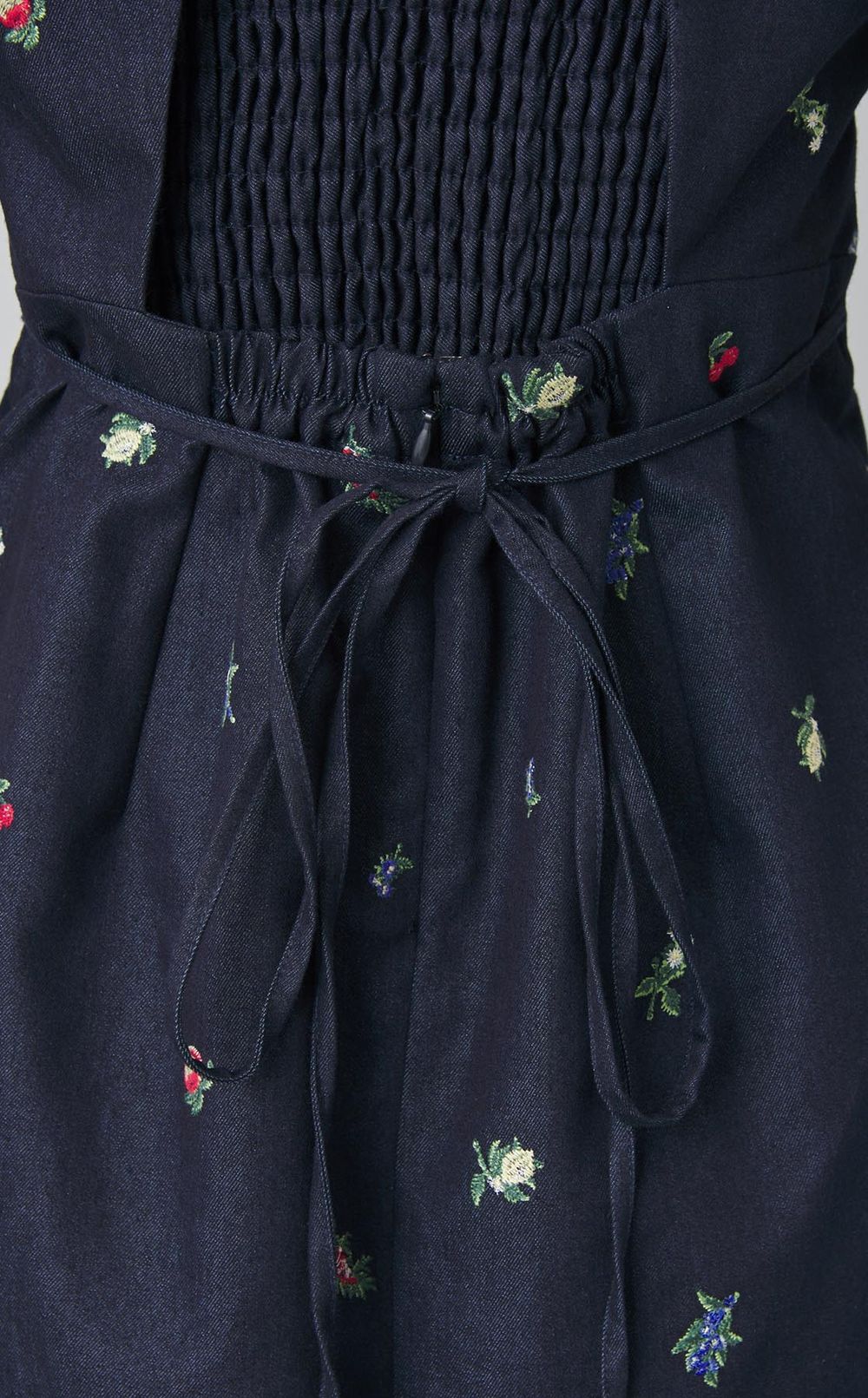 エンブロイダリーパフスリーブドレス