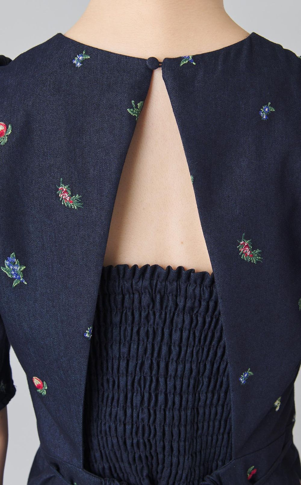 エンブロイダリーパフスリーブドレス