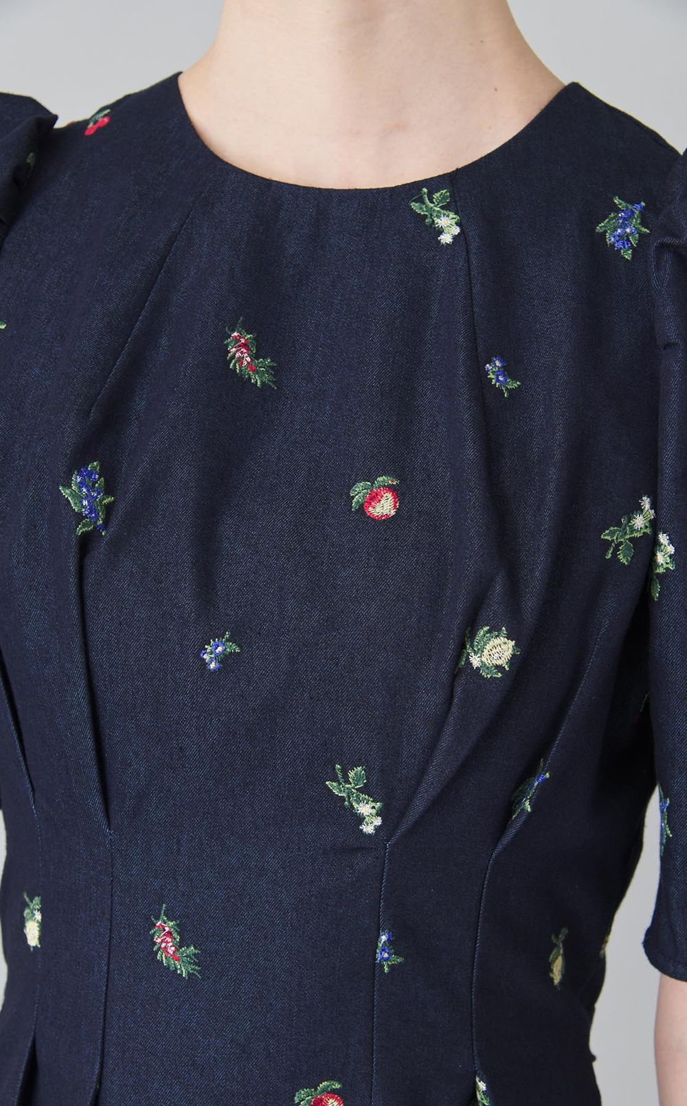 エンブロイダリーパフスリーブドレス