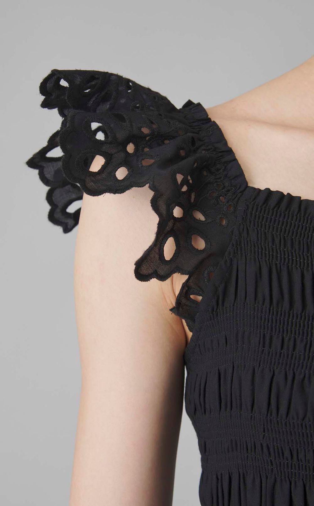 モノグラムエンブロイダリードレス