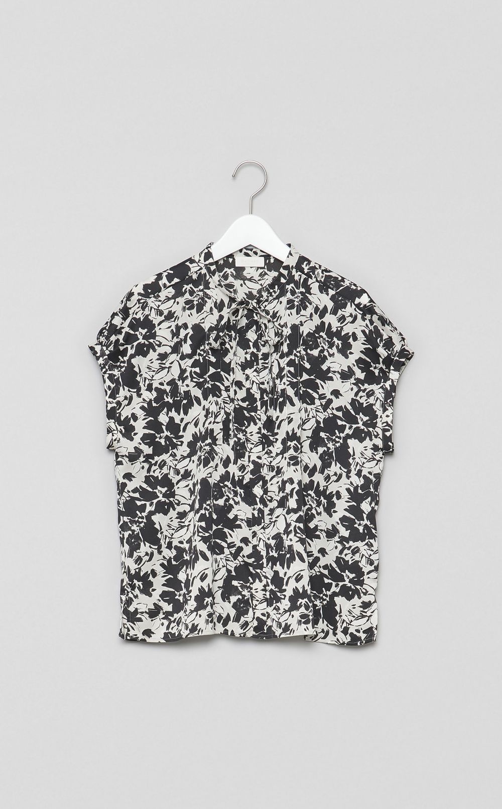 モノクロフラワープリントブラウス