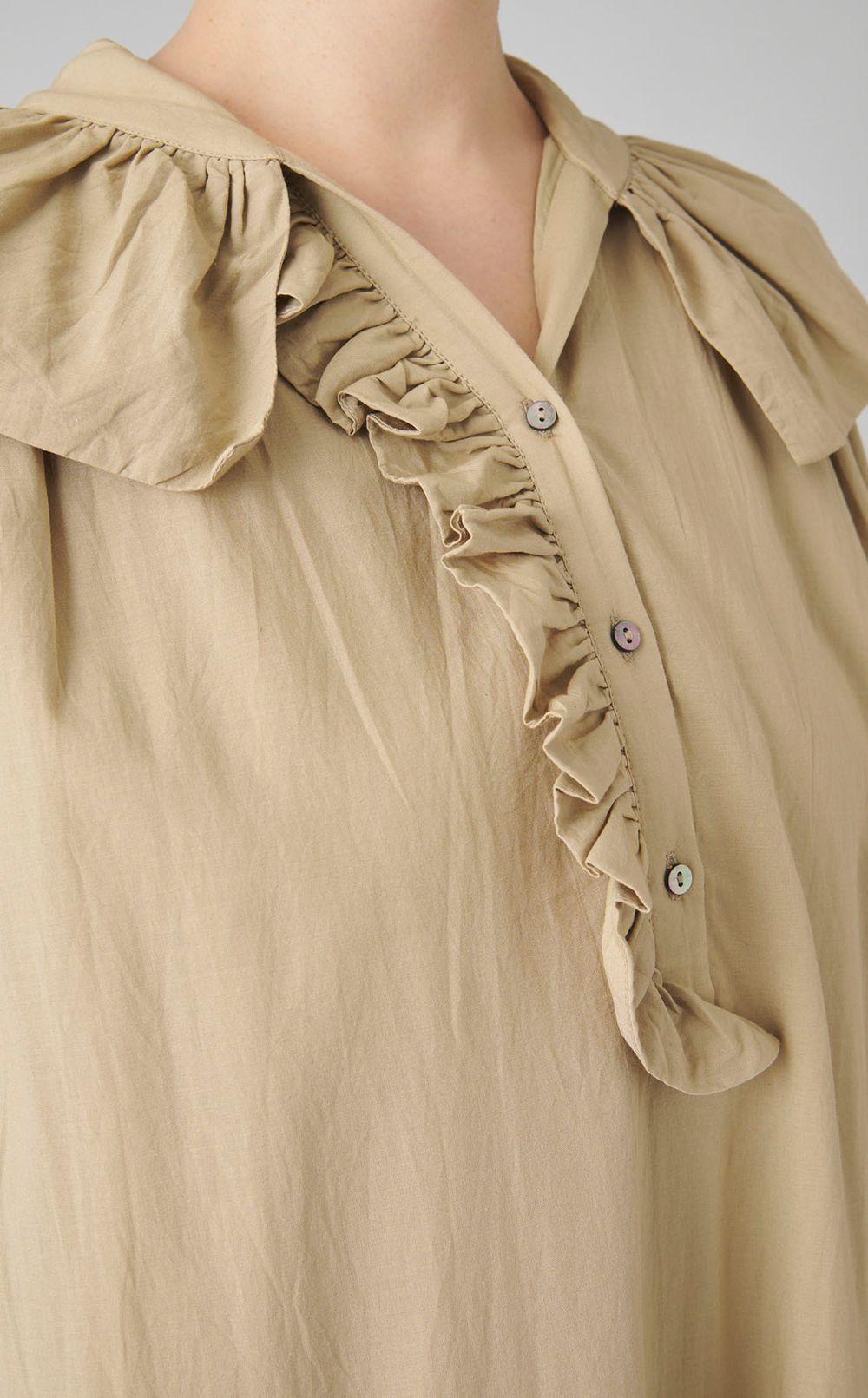 フリルカラーノースリーブワンピース