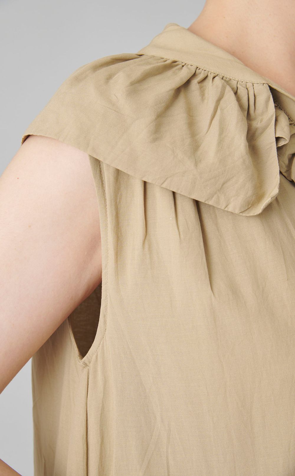 フリルカラーノースリーブワンピース