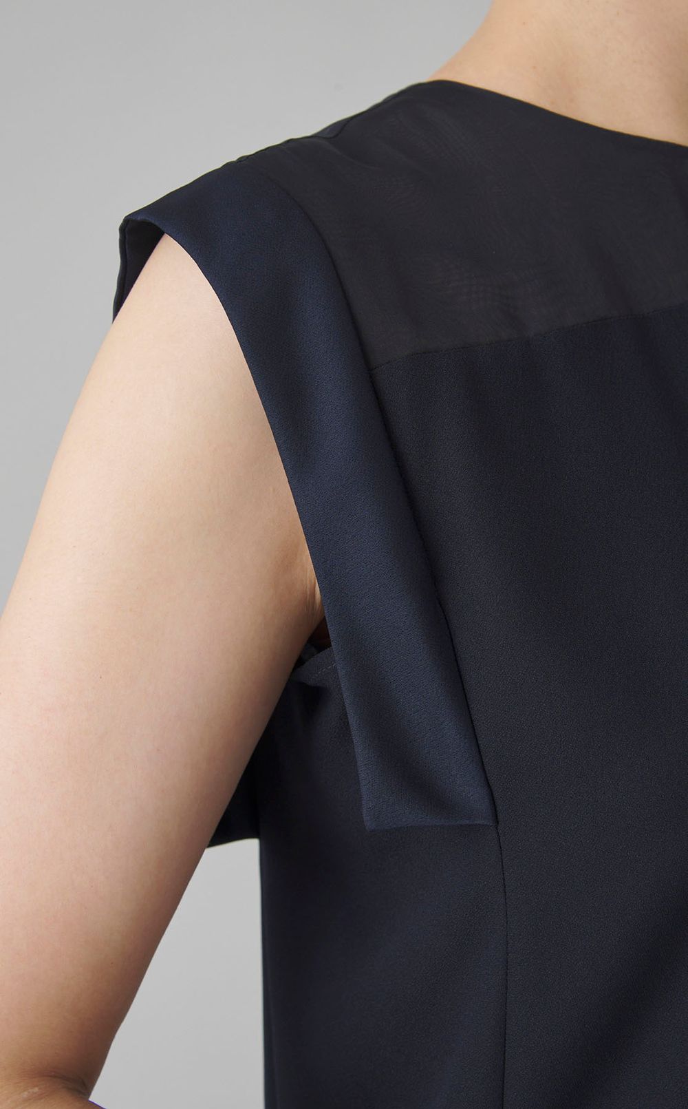 バックサテンノースリーブワンピース