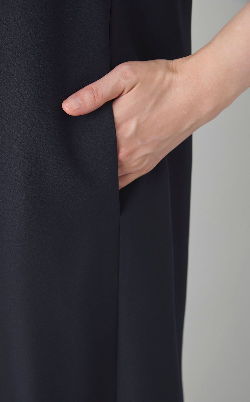 バックサテンノースリーブワンピース