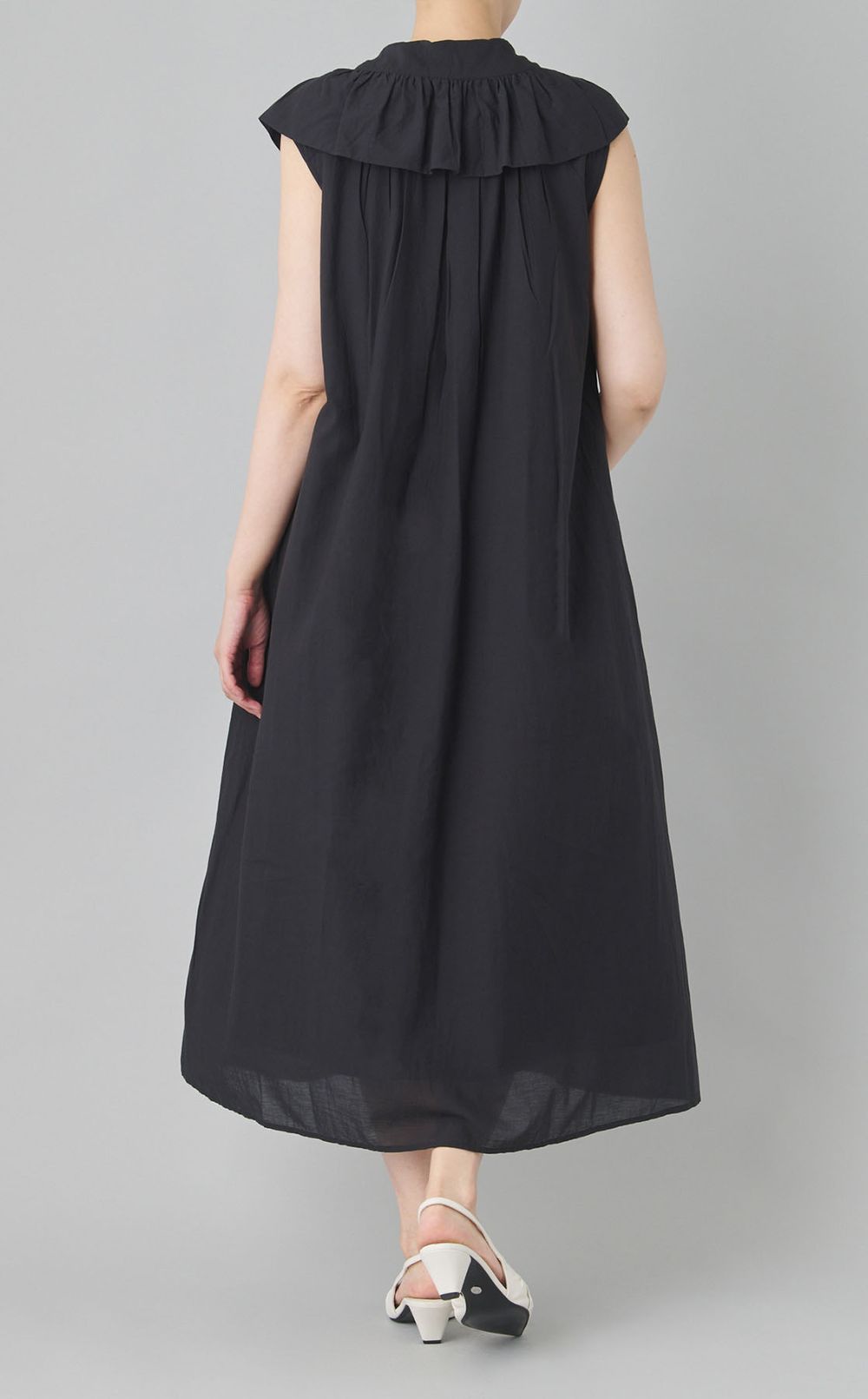 フリルカラーノースリーブワンピース