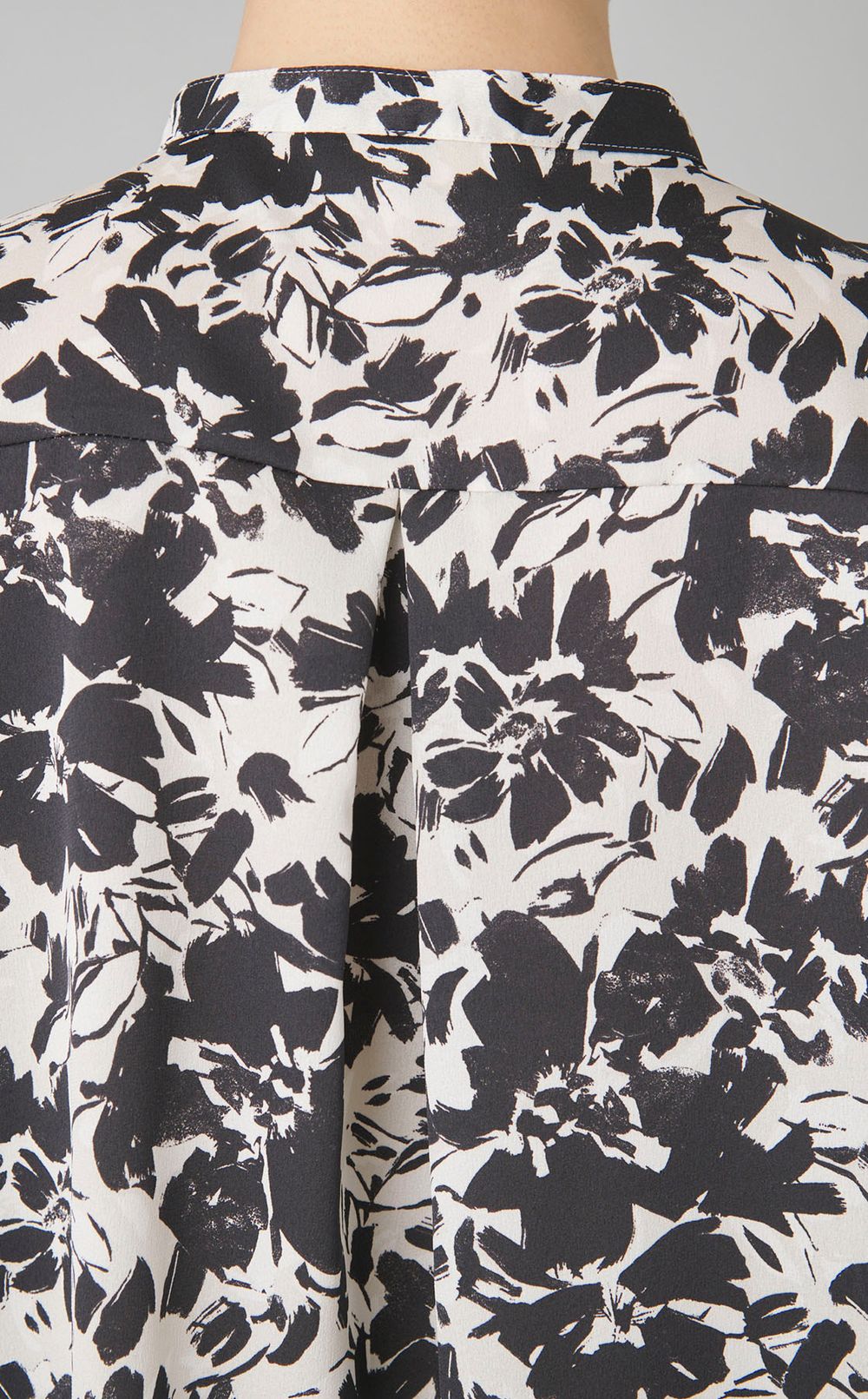 モノクロフラワープリントブラウス