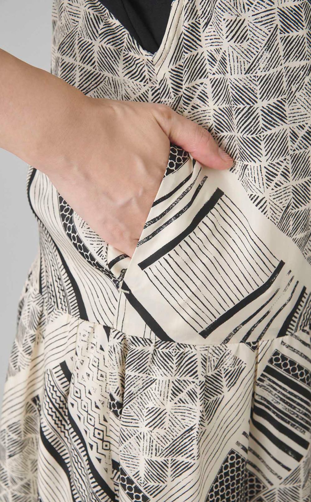 トライバル柄ジャンパースカート