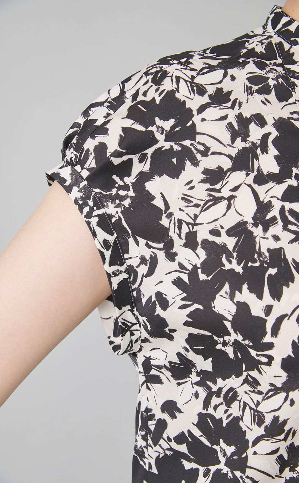 モノクロフラワープリントブラウス