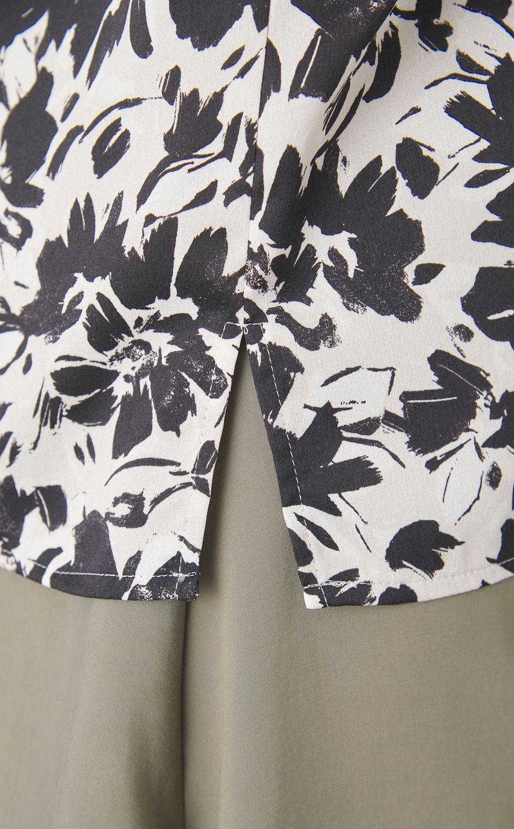 モノクロフラワープリントブラウス