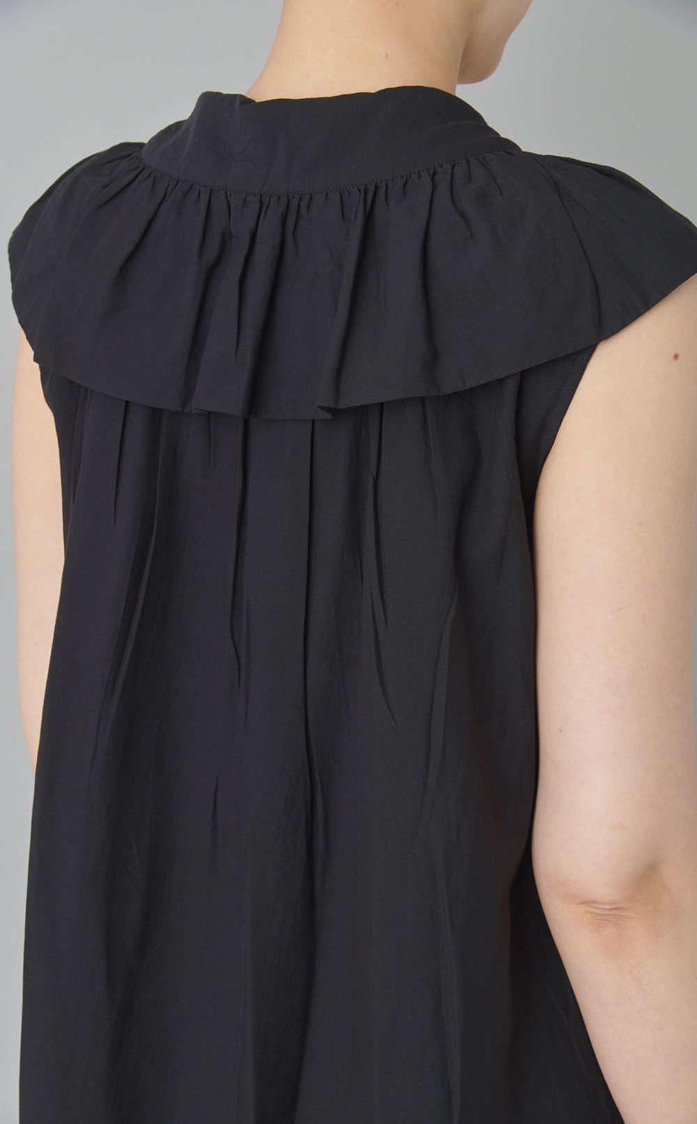 フリルカラーノースリーブワンピース