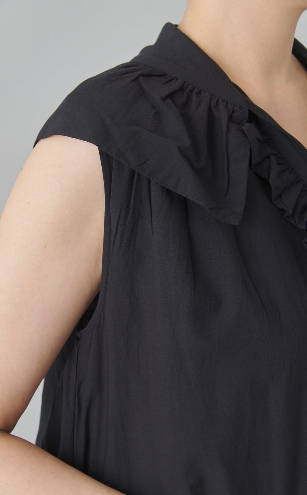 フリルカラーノースリーブワンピース