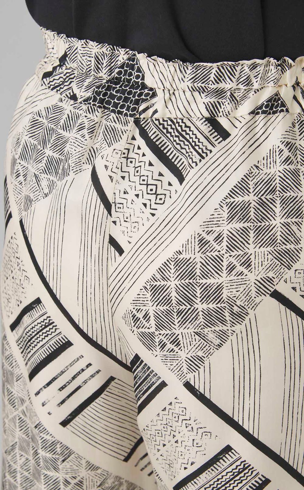 トライバル柄ストレートパンツ