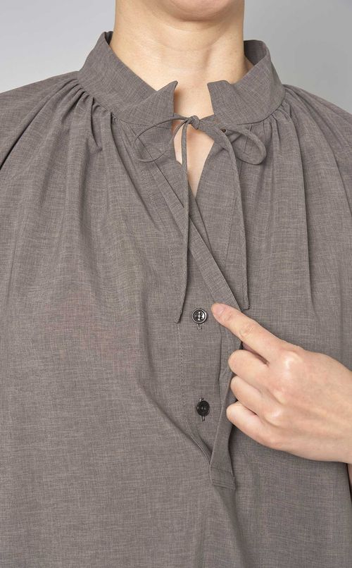 スタンドカラーギャザーワンピース