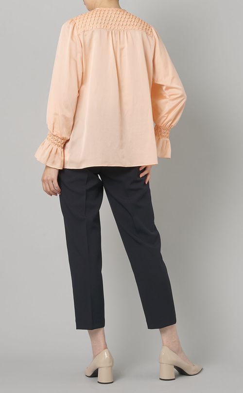 サテンスモッキングブラウス